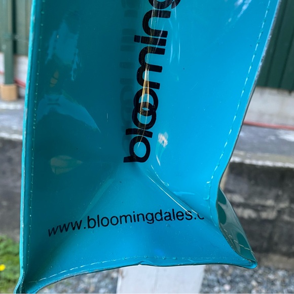 Bloomingdale's Mini Hand Bag With Accessories Design - Picture 5 of 7